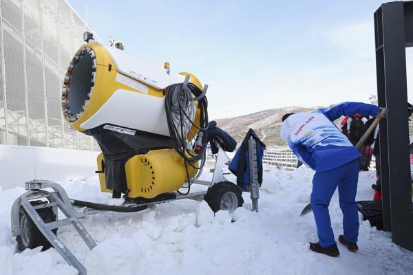 图为张家口冬奥用造雪炮。（Matthias Hangst/Getty Images）