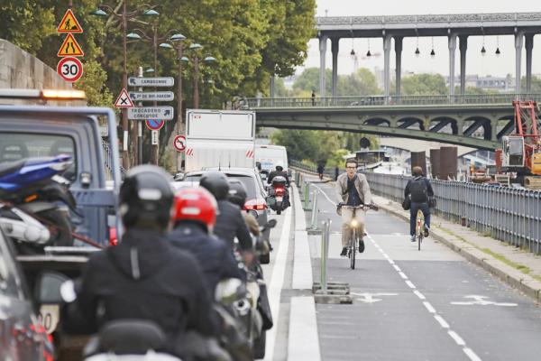 巴黎Bir Hakeim桥附近塞纳河畔的机动车，摄于2017年。(LUDOVIC MARIN/AFP via Getty Images)