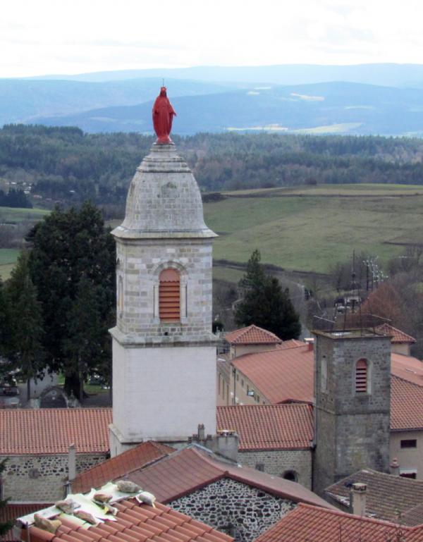 小镇上带有砖红色圣母雕像的圣母院（Jcb-caz-11/Wikipedia/CC BY-SA 4.0）