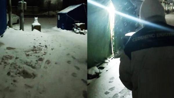 母女俩回家遭防疫卡点工作人员拦下，在大雪中站了一整夜。（视频截图)