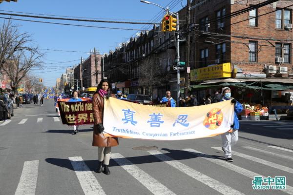 纽约地区近千名部分法轮功学员，于27日在纽约布鲁克林八大道的华人社区举行盛大游行。（看中国摄影图：柳笛）
