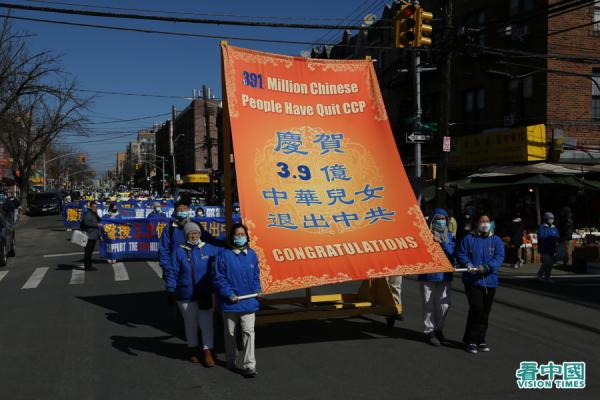纽约地区近千名部分法轮功学员，于27日在纽约布鲁克林八大道的华人社区举行盛大游行。（以下图片来源看中国摄影图：柳笛）
