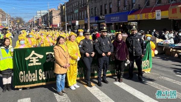图片右三为纽约市警察局72分局局长欧内斯特・卡斯特罗（Ernesto Castro），感谢法轮大法为社区带来美好福祉。（看中国摄影图：柳笛）