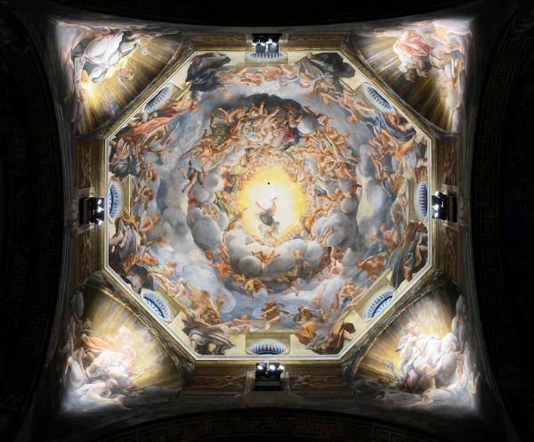 《圣母升天》（As-somption de la Vierge），湿壁画，1093 x 1195厘米，意大利艺术家柯列乔（ Correggio）于1526-1530年间为巴马市的圣・乔万尼大教堂圆拱穹顶所作。由于强烈的透视，画家将画上的人物分成不同远近层次的团体，绘制时一组一组地完成。由于“近实远虚”的透视法原则，最远处的那些天使几乎完全“虚”入了金黄色的光芒之中，成功地表现一个层层向上延伸直至光明的天堂的壮丽景象。（公有领域）