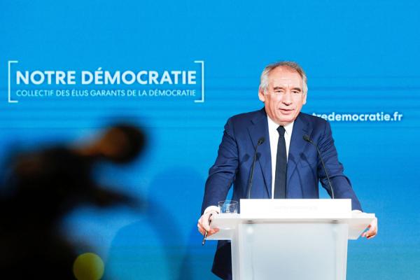 法国民主运动党主席贝鲁在成立“我们的民主”网站的新闻发布会上。（GONZALO FUENTES/POOL/AFP via Getty Images）