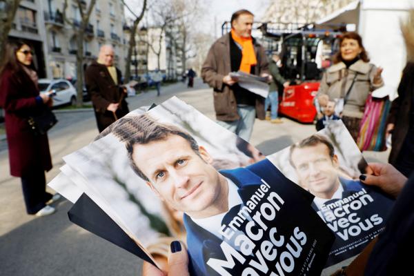 马克龙党派支持者在街头为其宣传造势。（LUDOVIC MARIN/AFP via Getty Images）