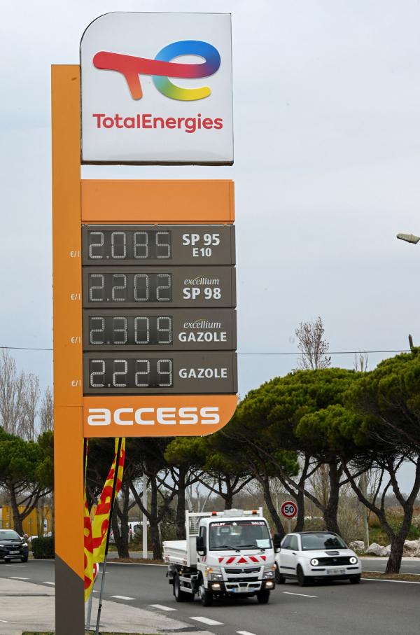 3月9日，位于法国南部卡诺（Carnon）的一座加油站显示的当日油价。（PASCAL GUYOT/AFP via Getty Images）