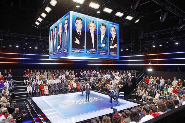 3月14日，8名主要总统竞选人应邀参加法国一台的电视访谈节目现场。（LUDOVIC MARIN/POOL/AFP via Getty Images）