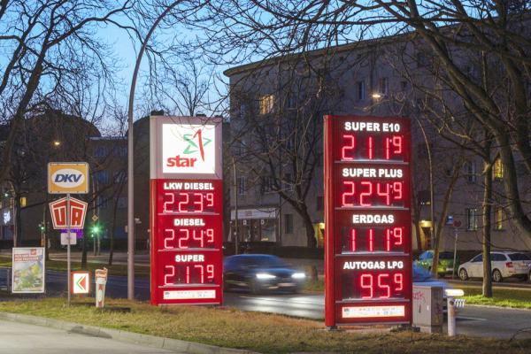 3月10日，柏林一个加油站显示了高涨的油价。（Frank Hoensch/Getty Images）
