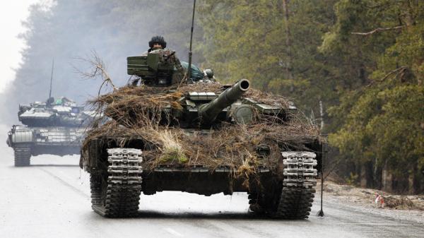 俄罗斯坦克在乌克兰公路上行驶。（ANATOLII STEPANOV/AFP via Getty Images）