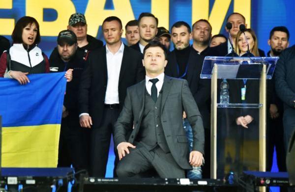 2019年4月19日，在基辅奥林匹克体育场进行的一场电视直播的公开辩论中，泽连斯基跪下请求乌克兰人民的宽恕。（Sergei Supinsky/AFP via Getty Images）