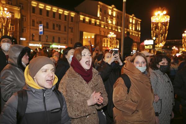 2月24日，莫斯科的抗议者们高喊口号，抗议俄罗斯入侵乌克兰。（Konstantin Zavrazhin/Getty Images）