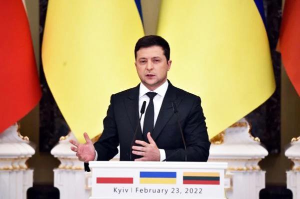 2022年2月23日，即俄罗斯大规模入侵乌克兰的前一天，乌克兰总统泽连斯基（Volodymyr Zelensky）在乌克兰首都基辅与立陶宛和波兰总统举行会谈后的联合新闻发布会上。（Sergei Supinsky/AFP via Getty Images）