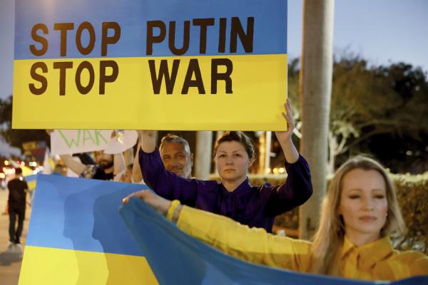 国际社会举行谴责俄罗斯和普京并支持乌克兰的集会。（Joe Raedle/Getty Images）