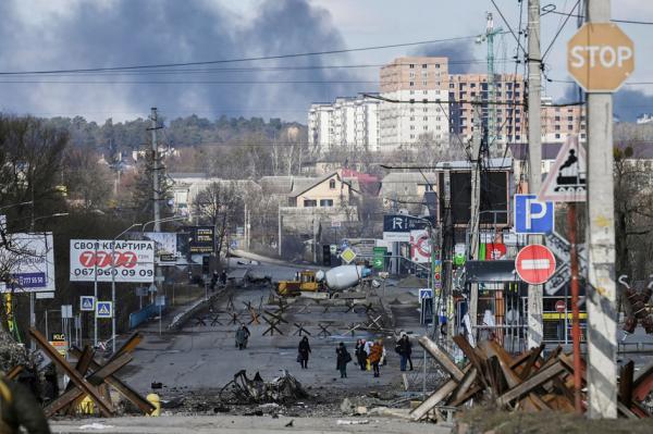 3月10日，基辅以北的伊尔平镇居民在撤离。（ARIS MESSINIS/AFP/Getty Images）