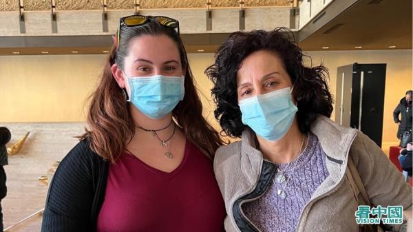 身为护士的Lori Antico（右）和女儿一起观看了2022年3月13日下午的神韵演出。（图片来源：看中国/柳笛）
