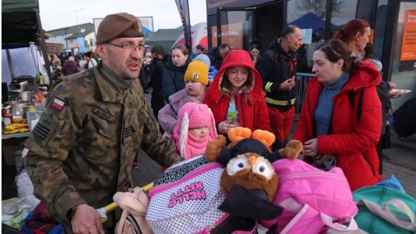 2022年3月15日，波兰士兵在波兰边境迎接乌克兰难民（图片来源：Sean Gallup/Getty Images）