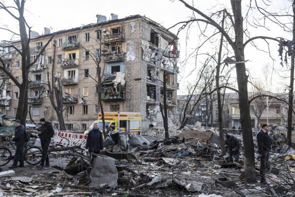 2022年3月18日，在乌克兰基辅，俄罗斯向基辅Podilskyi区的Vynohradar住宅区发射导弹后，居民调查了残骸，此次袭击造成了1人死亡、19人受伤，其中包括4名儿童。 ( Andriy Dubchak/dia images via Getty Images)
