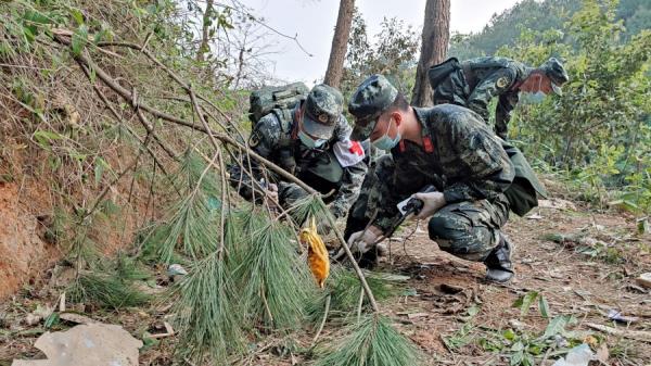  3月21日，武警在中国广西梧州市滕县东航飞机失事现场进行搜查。（图片来 源：CNS/AFP/Getty Images）