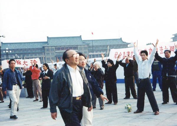 1998年5月15日晚10点，央视CCTV1的《晚间新闻》和CCTV5同时报道了国家体育总局局长伍绍祖视察长春群众修炼法轮功的场景，时间大约10分钟。