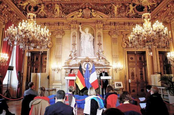 法国4月17日颁布法令宣布将于2023年取消法国外交职系。图为德法外交部长在法国外交部举办的新闻发布会。（GONZALO FUENTES/POOL/AFP via Getty Images）