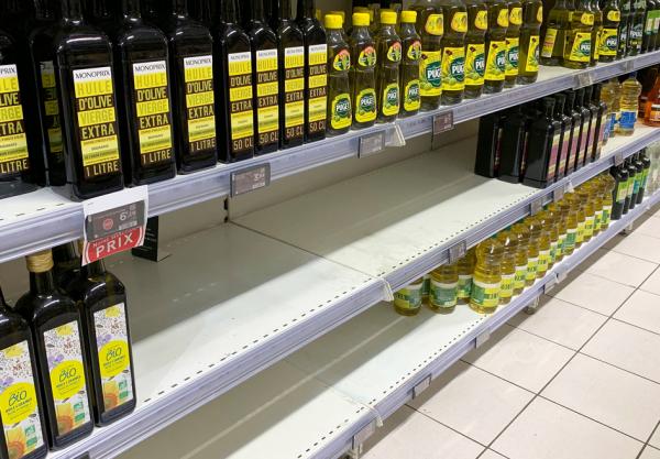 巴黎一家超市货架上的葵花籽油被抢购一空。（THOMAS COEX/AFP via Getty Images）