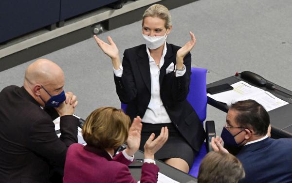 德国极右翼德国另类选择党（AfD）的联合领导人爱丽丝•魏德尔（中）等，庆祝强制接种疫苗立法失败。（JOHN MACDOUGALL/AFP via Getty Images）