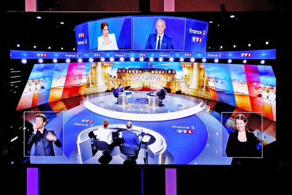 2022年法国大选马克龙和勒庞对决电视辩论现场。（LUDOVIC MARIN/AFP via Getty Images）