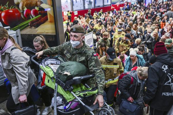 2022年3月15日，抵达波兰后，准备前往柏林的乌克兰难民。（Omar Marques/Getty Images）