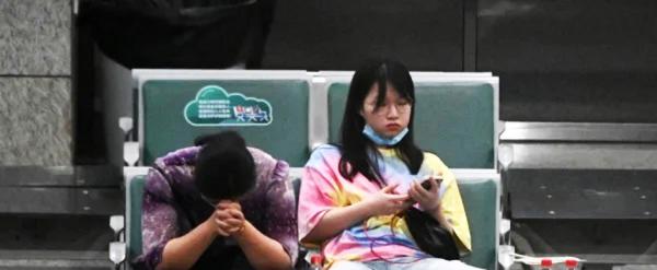 广州白云机场临时接待区，一名中年妇女伤心地不停擦眼泪。（Noel Celis/AFP via Getty Images）