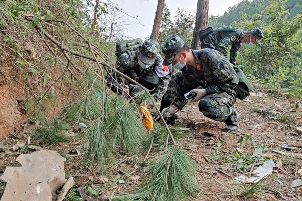 2022年3月21日，武警在中国广西梧州市滕县东航飞机失事现场进行搜查。（CNS/AFP/Getty Images）