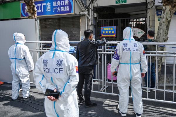 2022年3月15日在上海发现新的Covid-19病例后，警察展开监控行动。（HECTOR RETAMAL/AFP via Getty Images）