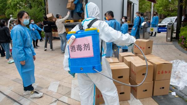 上海持续封城已半个多月，民众被要求频繁核酸筛查，但感染人数却越来越多。（图片来源：LIU JIN/AFP via Getty Images）