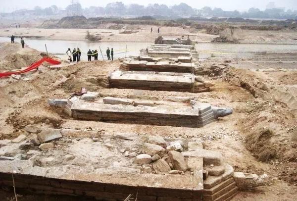 2004年裸露河床的“隋唐灞桥”（陕西省考古研究院官网）
