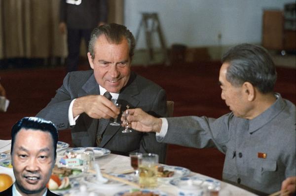 1972年，尼克松访华期间与当时的中共总理周恩来在宴席上。（公有领域） 前小图：金无怠。