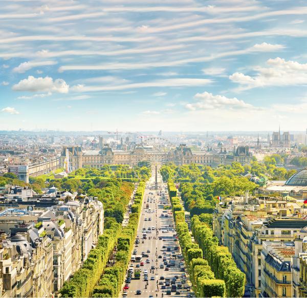 从凯旋门上眺望香榭丽舍大道，街道的尽头依次是协和广场（Place de la Concorde）、杜乐丽花园（Jardin des Tuileries）和卢浮宫（Musée du Louvre）。（123RF）