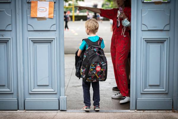 2020年6月22日，法国南部图卢兹一名儿童在禁足后重回学校。（Lionel BONAVENTURE/AFP via Getty Images）