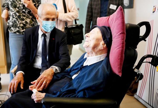 土伦市长法尔科于4月26日前来看望法国修女安德烈。（CHRISTOPHE SIMON/AFP via Getty Images）