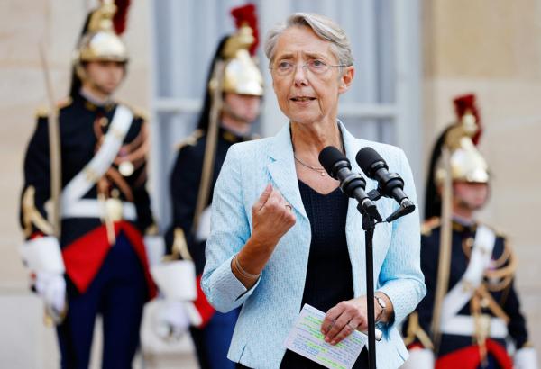 5月16日，法国新任总理博尔内在总理府举行的交接仪式上发表讲话。（LUDOVIC MARIN/POOL/AFP via Getty Images）