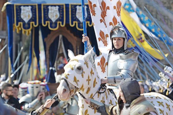 在法国Puy du Fou（普德赋）主题公园，一位扮演圣女贞德（Jeanne d'Arc）的女演员（JEAN-SEBASTIEN EVRARD/AFP via Getty Images）