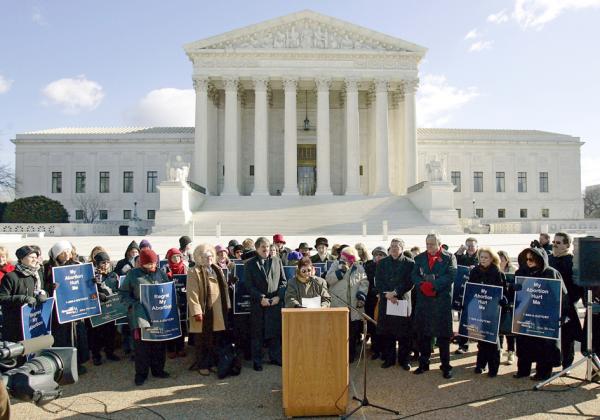 2005年1月18日，在华盛顿特区美国最高法院前，“罗诉韦德案”的当事人麦考维发表讲话，请求最高法院推翻其在罗诉韦德案中的决定。(Chris Kleponis/AFP via Getty Images)