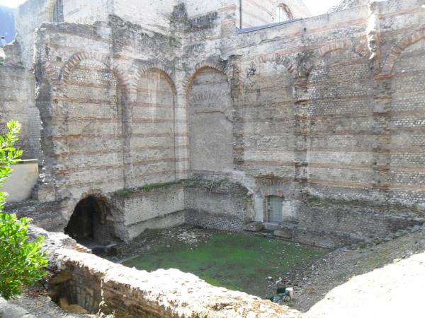 从花园内看博物馆的古罗马温泉浴室（Eviatar Bach/Wikipedia/CC BY-SA 3.0）
