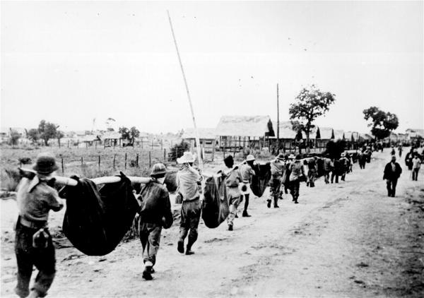 “巴丹死亡行军”（Bataan Death March），是日军于二战太平洋战争犯下最臭名昭著的暴行之一。1942年初，巴丹半岛战役美军战败，约7.6至7.8万名美国和菲利宾战俘被虐待、屠杀，并在疲惫、营养不良、满身伤病的情况下被强迫徒步赶往100公里外的地点。照片中战俘们在行军中肩扛的是病倒的战友，乃至遗体。（Emir214\Wikipedia\公有领域）