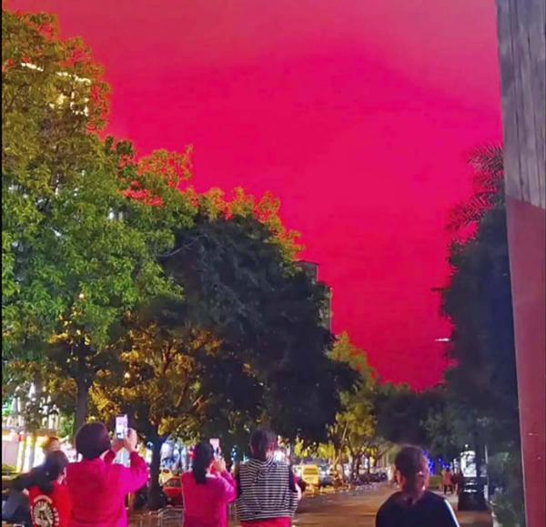 2022年5月11日，福州市马尾区出现血红色天空。（网络视频截图）