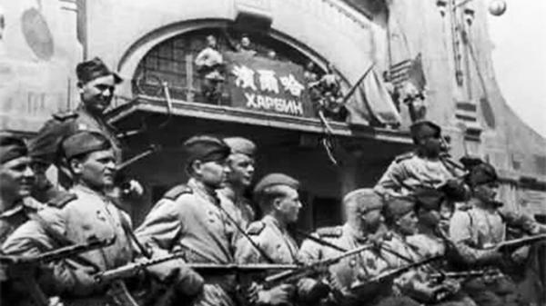 1945年，抗战胜利后，苏联红军进占哈尔滨。（公有领域）