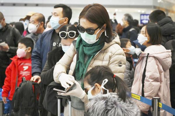 2020年2月1日，北京机场等待出关的中国人。（Greg Baker/AFP via Getty Images）