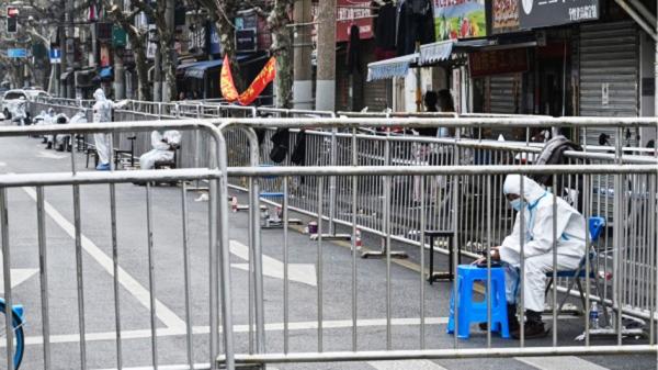 3月14日，上海的警察和政府人员在封锁街道。（Hector Retamal/AFP via Getty Images）