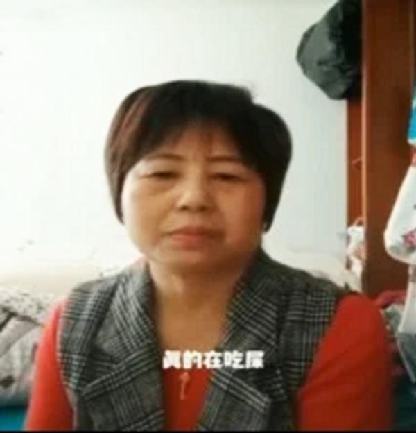 上海一名家政女士回忆老人生前饿到吃屎，预料她会饿死。