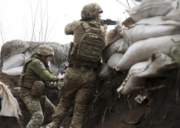 4月11日，乌克兰士兵在卢甘斯克地区的前线战壕中用突击步枪射击俄军。（ANATOLII STEPANOV/AFP via Getty Images）