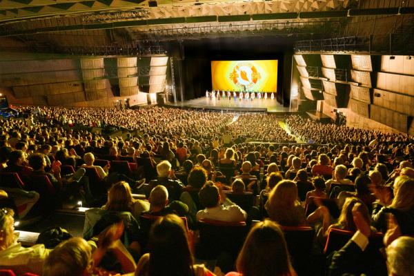 2022年5月13日，神韵纽约艺术团在巴黎国际会议中心（Palais des Congrès de Paris）的最后一场演出现场。（图片来源：章乐摄影）